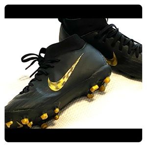 Nike Boys Size 1 soccer/ football cleats